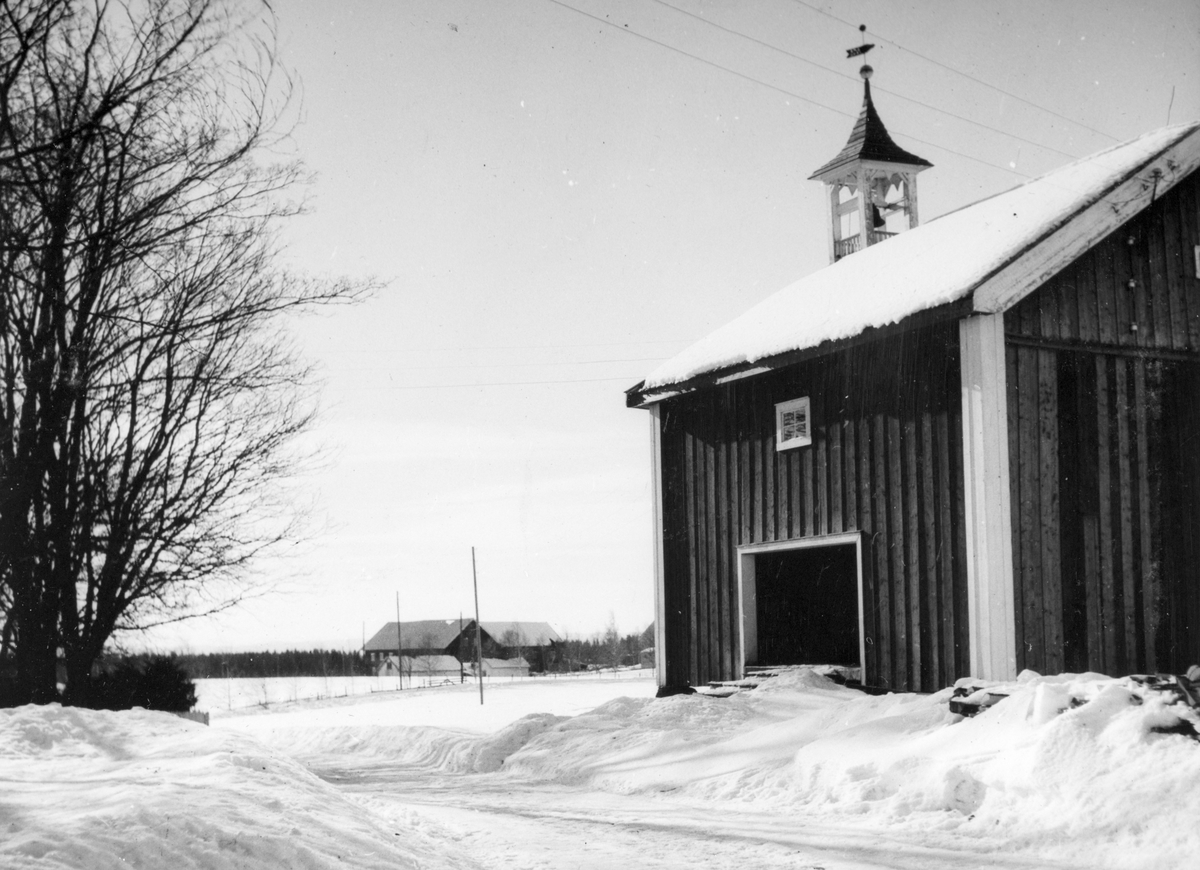 Anno Domkirkeodden, Dyri gard i Løten. Stabburet, stabbursklokke, tårn.