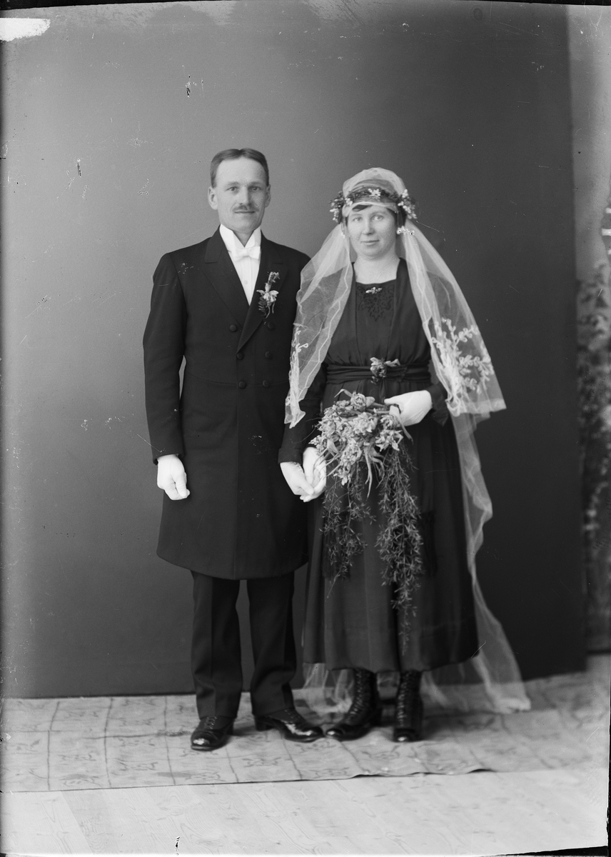 Skötsner-Edhlund, Ateljéporträtt - brudparet Lowén från Nolsterby, Börstil socken, Uppland 1922