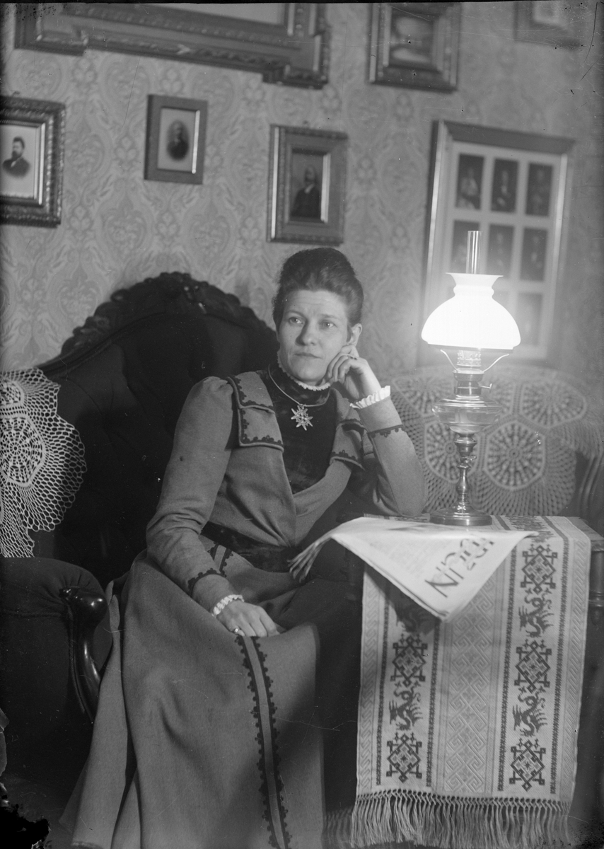 Henri Osti's Fotografiateliér, Emma Osti i hemmet, Bredgränd 11, Uppsala 1899