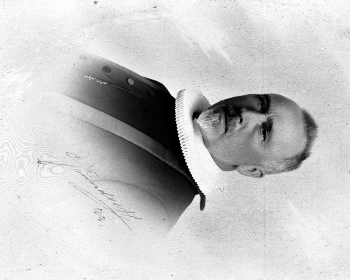 Anno Domkirkeodden, Portrett, sogneprest Olaf Riddervold Olsen, Furnes.