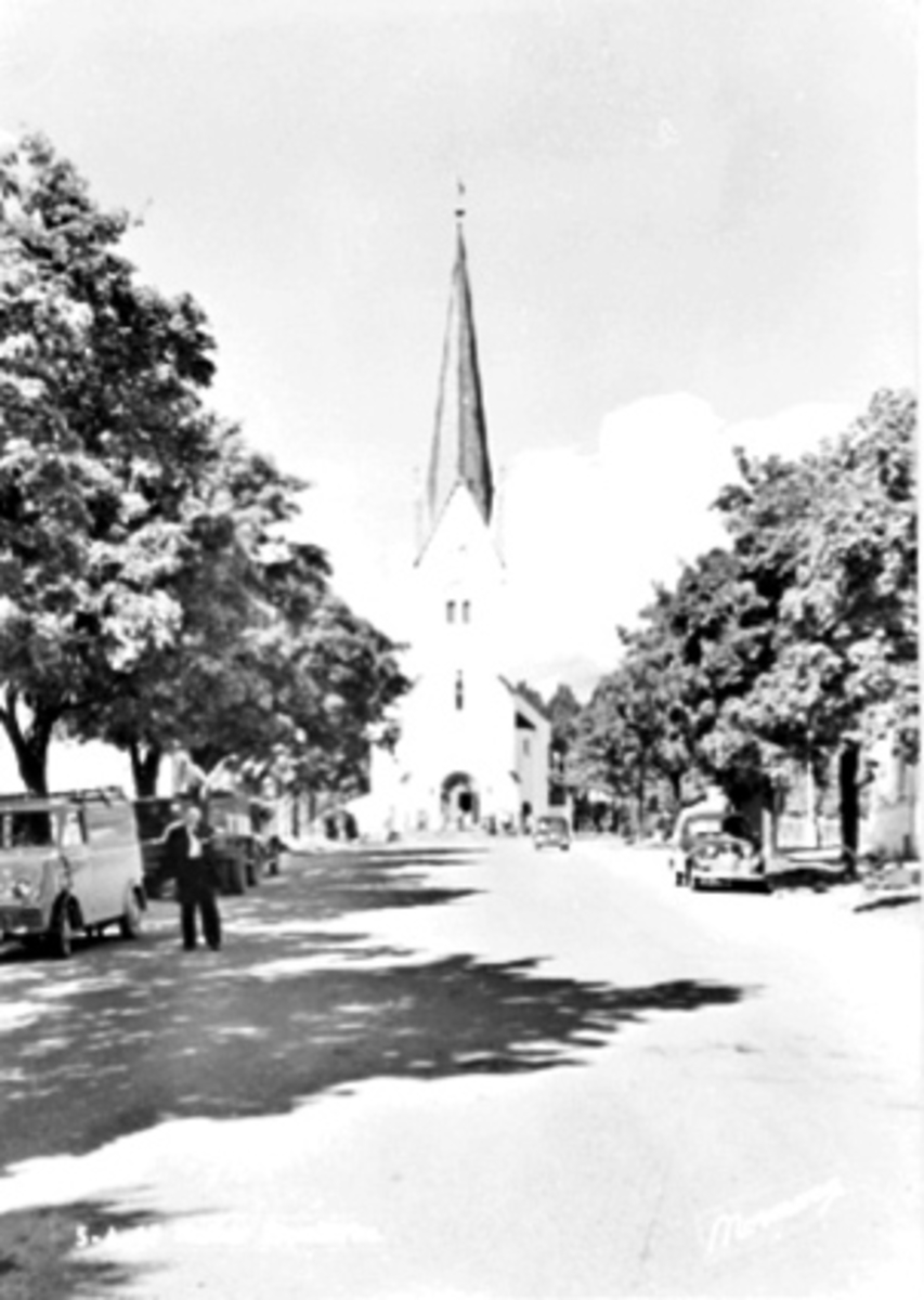 Anno Domkirkeodden, EKSTERIØR HAMAR DOMKIRKE SETT FRA KIRKEBAKKEN, BILER OG FOLK