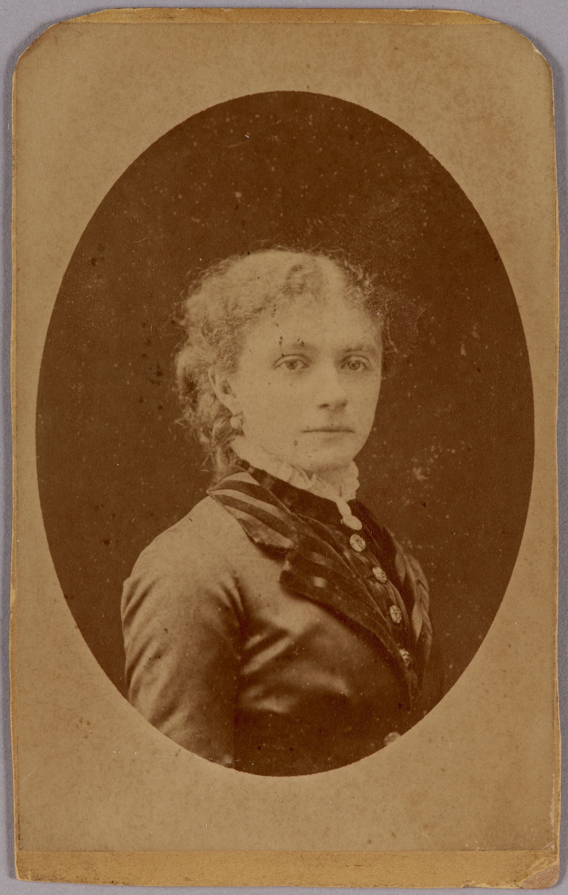 Victoire et Arambourg, Trois photographies, sous-verre et présentoir métallique