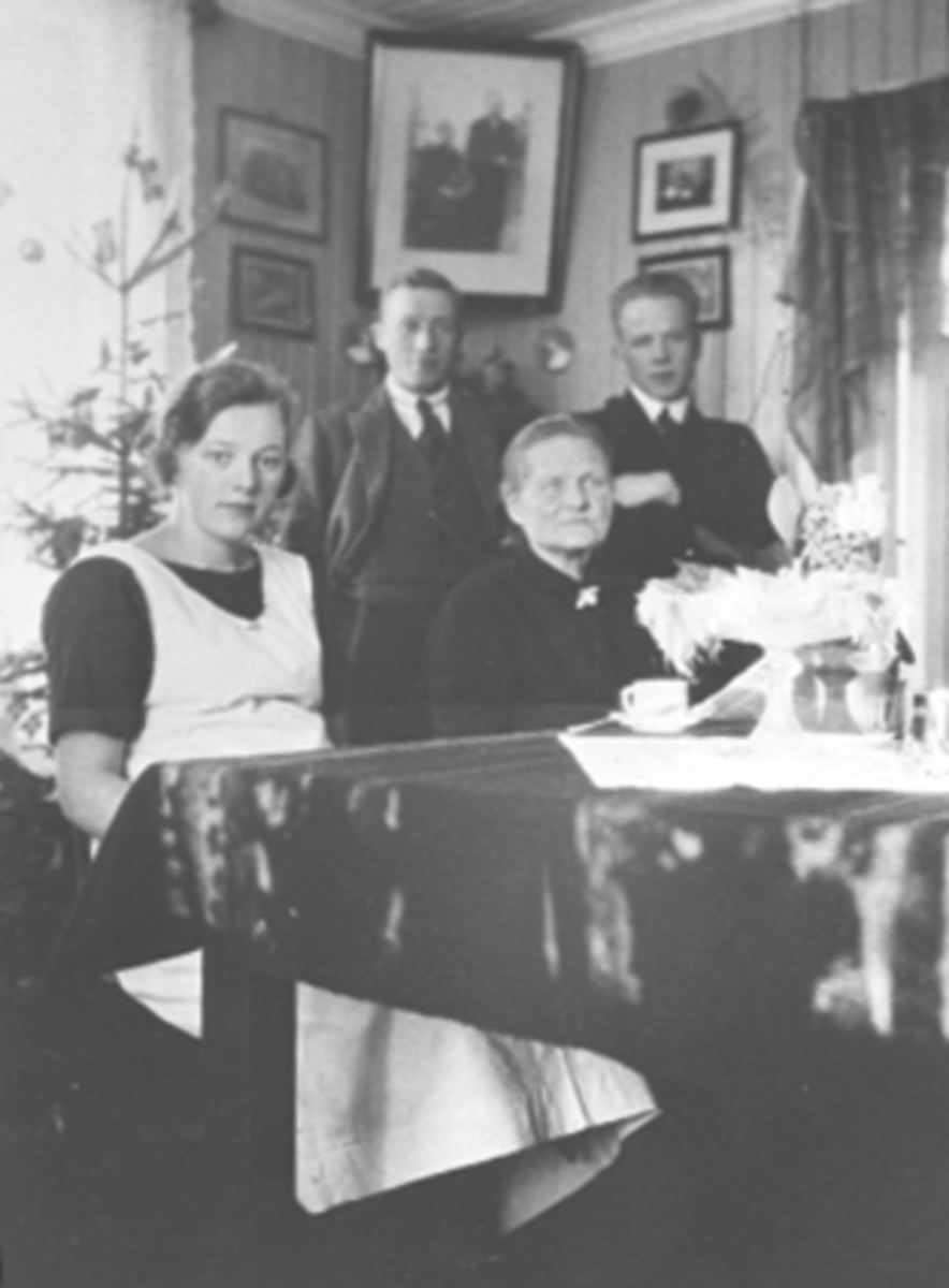 Anno Domkirkeodden, INTERIØR, KJELLAUG BERG, KARLEN, KÅRE, HELENE KRISTIANSENKjellaug Berg gift Holen, sto i butikken hos Sonerud påStorhamar.