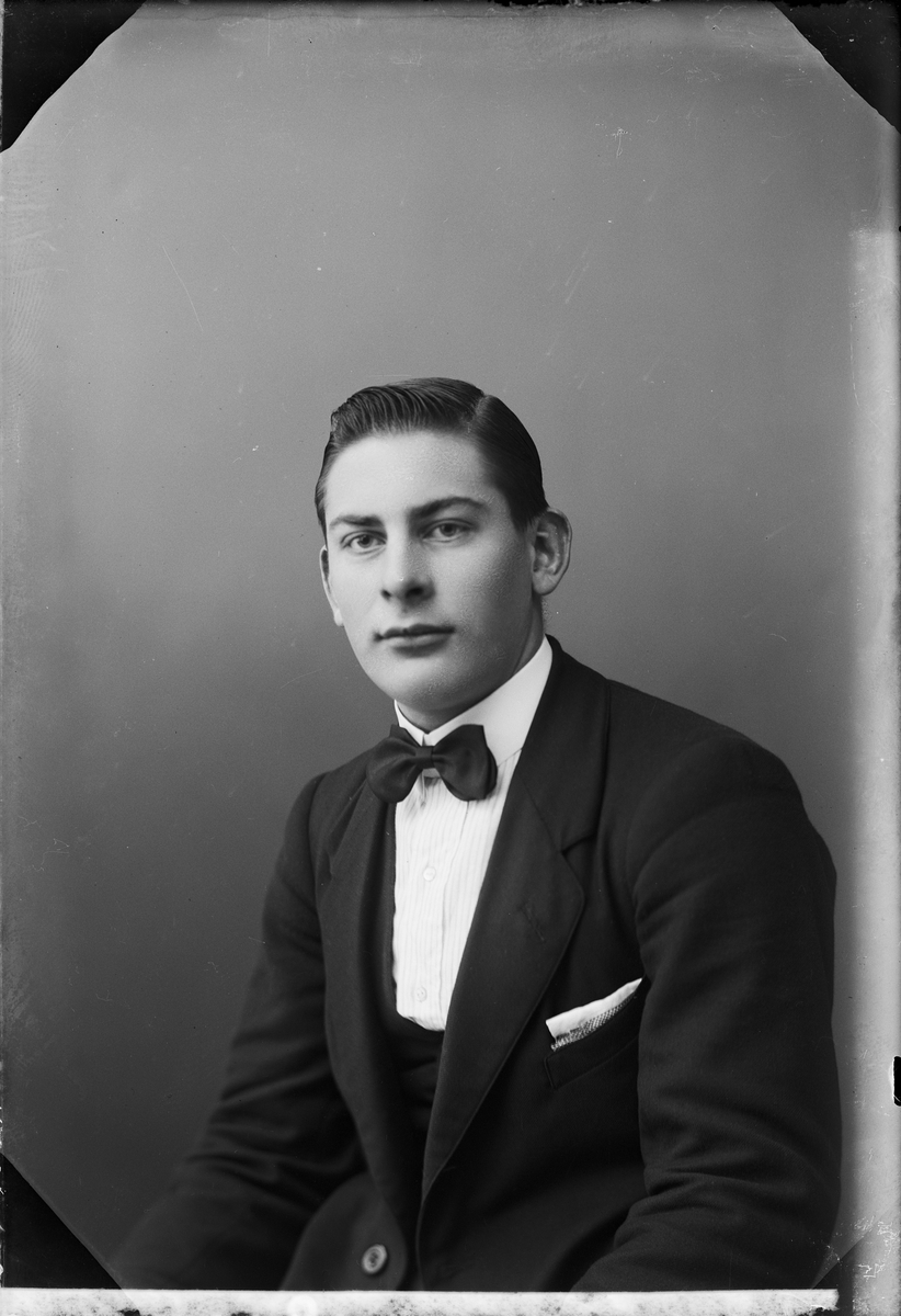 Skötsner-Edhlund, Ateljéporträtt - Gustaf Larsson från Johannisfors, Forsmark socken Uppland 1921
