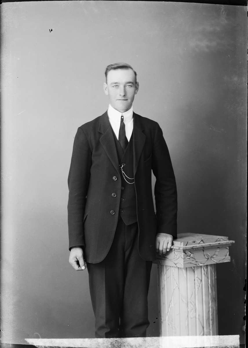 Skötsner-Edhlund, Ateljéporträtt - Karl Lundgren från Strömsbro, Valö socken, Uppland 1921