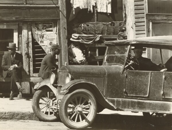 Walker Evans, [Street Scene, Vicksburg, Mississippi]