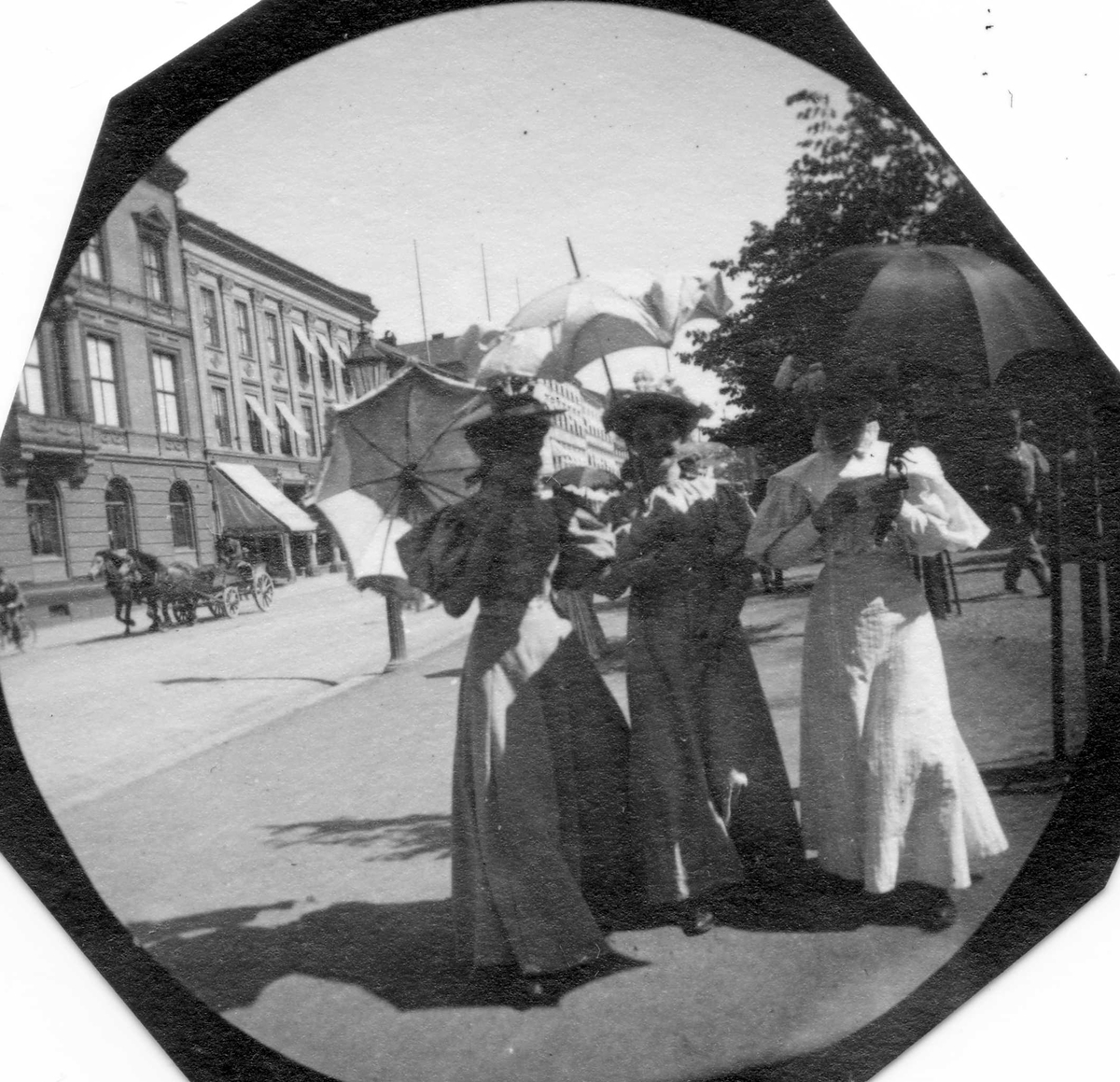 Fredrik Carl Mülertz Størmer, Tre kvinner spaserer langs Karl Johans gate, Oslo. Hestekjøretøy i bakgrunnen. Fra venstre Johanne Irgens, Signe Faye Hansen og frk. Augusta Irgens.