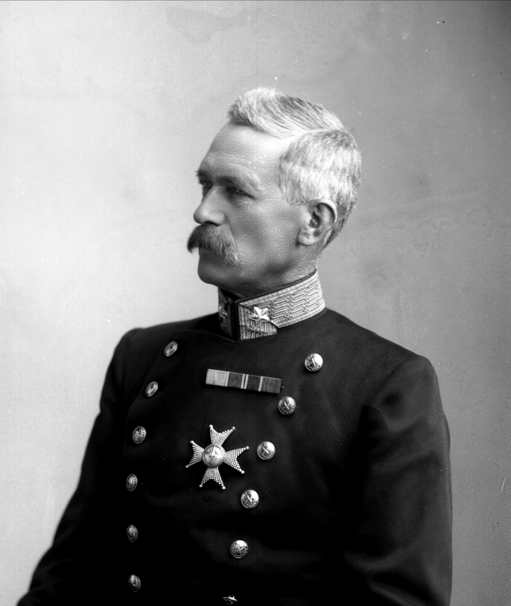 Gustav Borgen, Portrett, Trygve Olavsøn Klingenberg (1842-1932), i uniform som generalmajor som reglementert fra 1899.