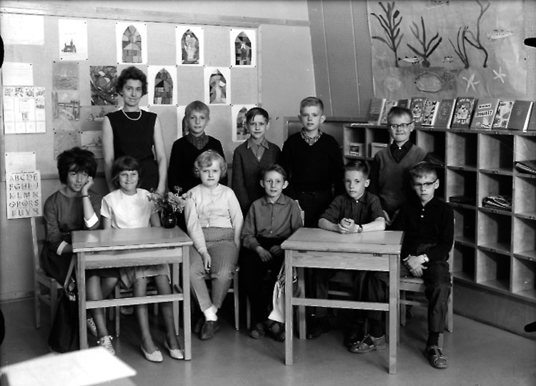 Sven Lindskog, Vasaskolan, klassrumsinteriör, 10 skolbarn med lärarinna fru Margareta Berg. Klass 4Ar, sal 8.