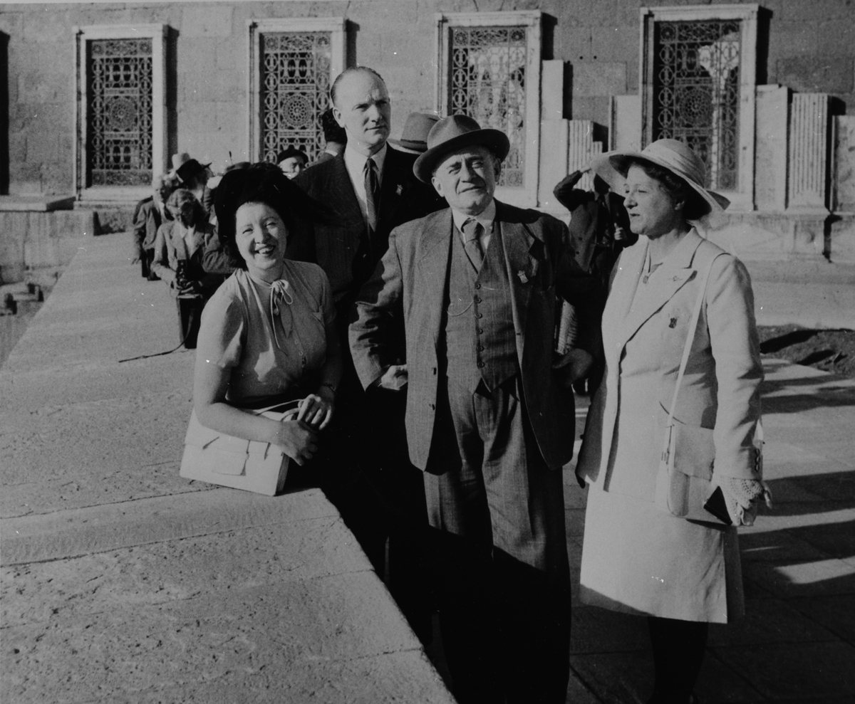 Anno Domkirkeodden, INTERPARLAMENTARISK KONGRESS I KAIRO, EGYPT. EMIL LØVLIEN MED KOLLEGAER BESØKER EN MOSKE