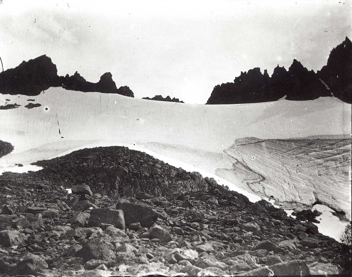 Tom Kent, Isbre mellom steinrøys og kvasse fjelltopper.