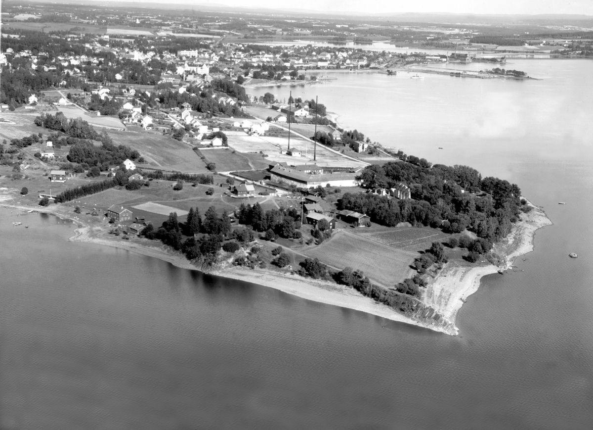 Widerøes Flyveselskap A/S, FLYFOTO OVER HEDMARKSMUSEET OG DOMKIRKEODDEN MOT BYEN