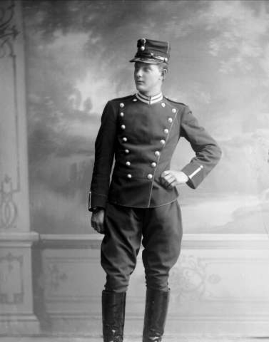 Gustav Borgen, Portrett, mann i uniform som kavalerist. Herr Ivan Malm.