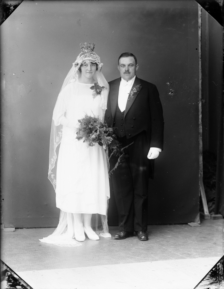 Skötsner-Edhlund, The Bridal Couple Forslund from HökBr, Uppland 1925