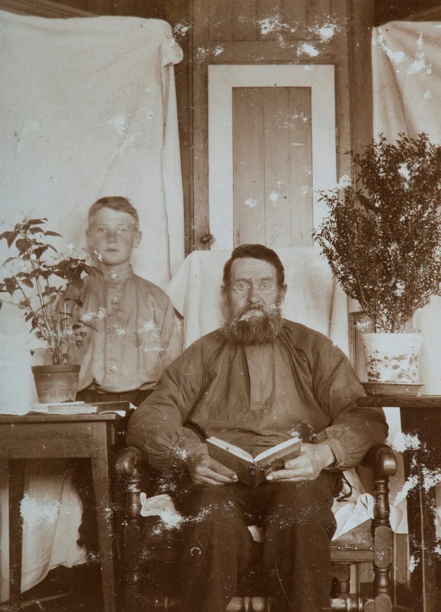 Ukjent, Olstad av Øvre Tomter(60/22). Ole Olsen Olstad og sønnen Johan.