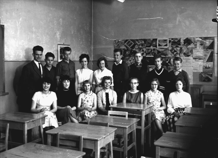 Sven Lindskog, Olaus Petriskolan, klassrumsinteriör, 15 skolbarn med lärare Jan Axelsson. Klass 8Aa, sal 11.