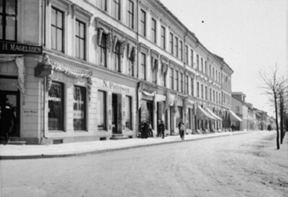 Anno Domkirkeodden, EKSTERIØR STRANDGATA 55, 53, 51, MAGELSEN, LØVEAPOTEKET, N. PETERSEN FARGEHANDEL Løveapoteket var Hamars andre apotek, og åpnet sine døre 31. oktober 1891 i Strandgata 55. Her ble apoteket værende fram til det flyttet til Torggata 72 i 1975. Fra før av fantes Hamar Apothek som startet sin virksomhe…