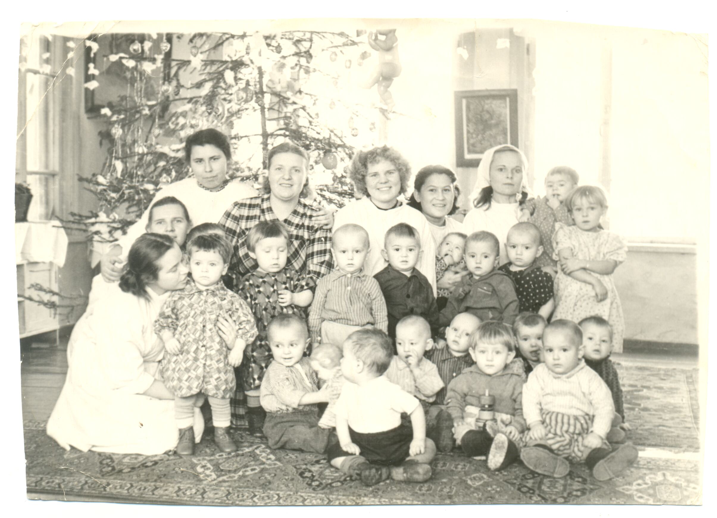 Nežinomas fotografas, Joana Baranauskaitė-Puidokienė vaikų darželyje. Nižneudinskas, Irkutsko sritis, Rusija. 1957 m.
