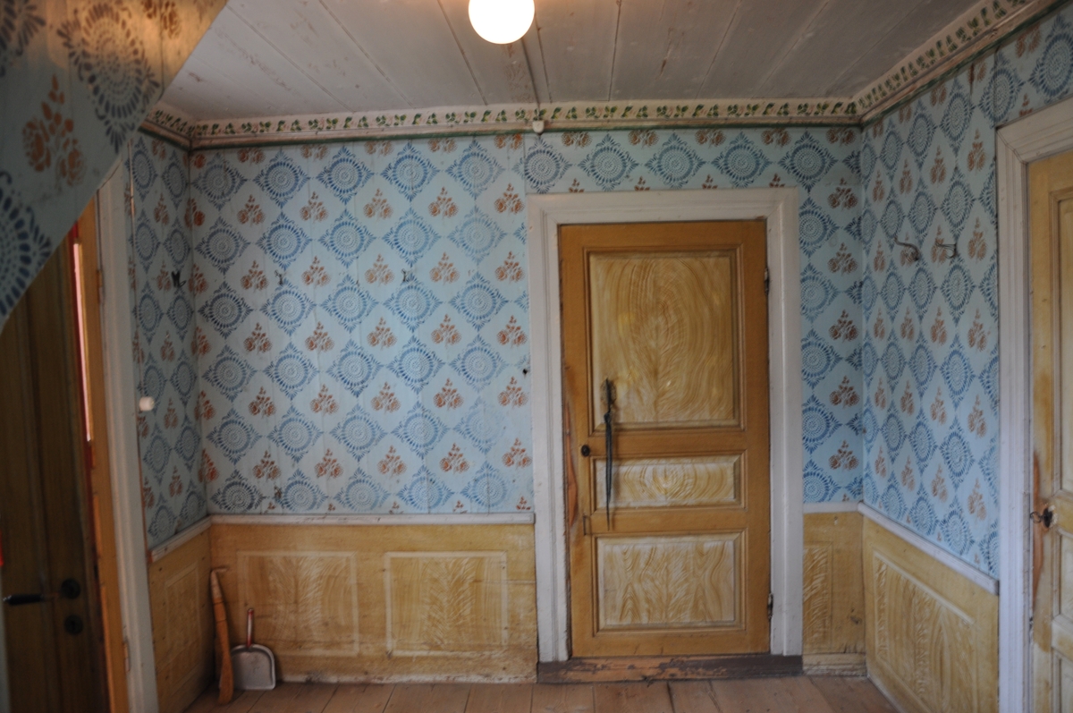 Simon Langwagen, Interiör från förstugan i parstugan på Nygårdsgården i Bingsjö. Byggnaden stod ursprungligen på annan plats i byn men flyttades omkring 18601861 till nuvarande plats som då var åkermark.