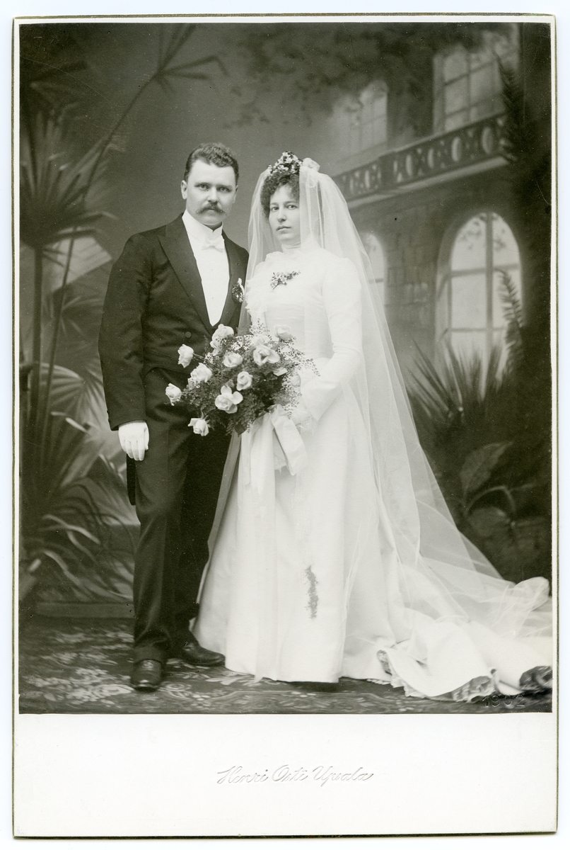 Henri Osti's Fotografiateliér, Kabinettsfotografi - Minnie och Albin Widerbäck, Uppsala 1902