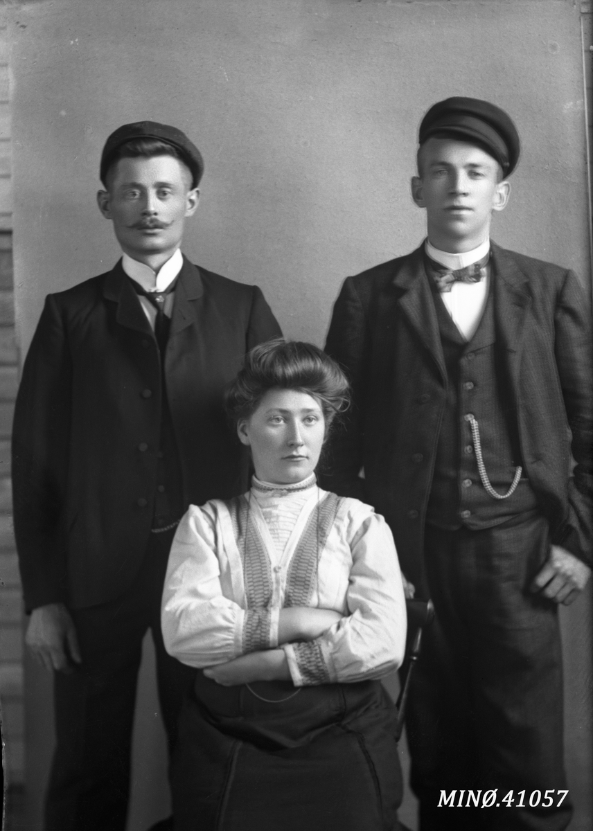 Oscar Holte, Portrett av to menn og ei kvinne - Den ene mannen er Konrad Botten.