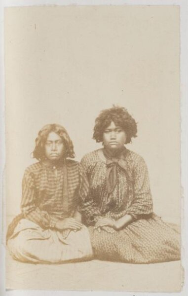 Unknown, Photographic portrait of two Maori girls