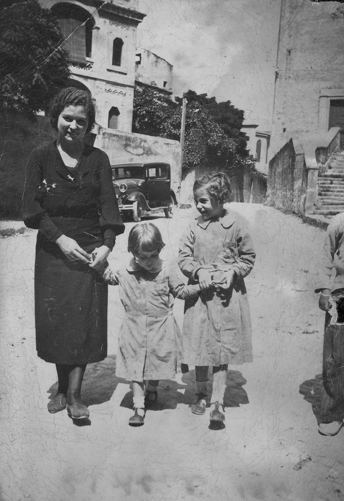 Desconegut, [Retrat d'una dona i dues nenes]