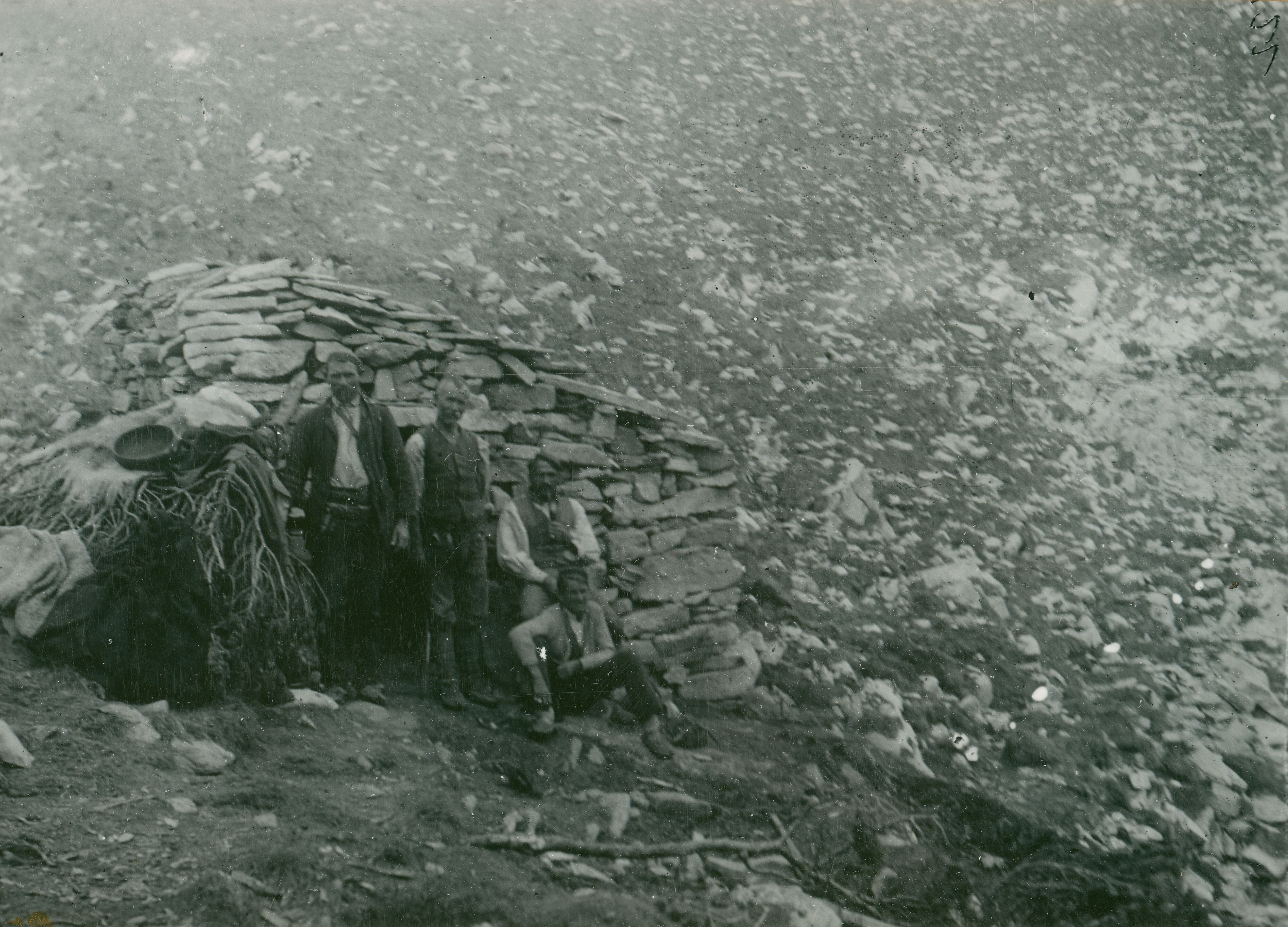 Većeslav Henneberg, Velebit - Kameni čobanski stan sa skupinom gorštaka