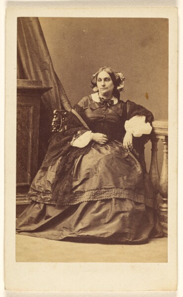Disdéri & Cie., [Unidentified woman, seated]