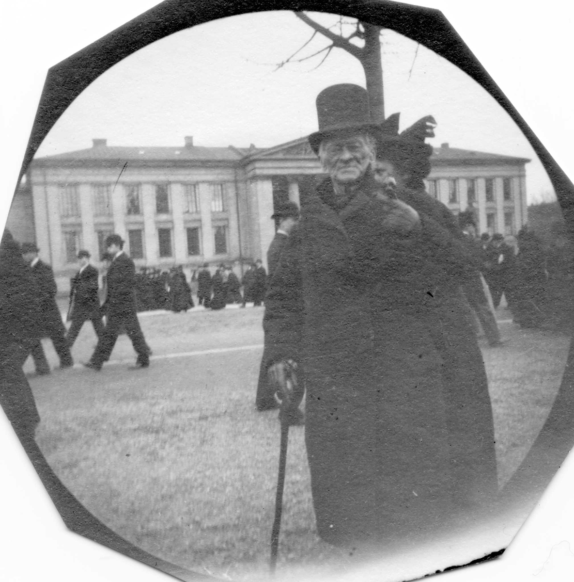Fredrik Carl Mülertz Størmer, Mennesker på Karl Johans gate og Universitetsplassen, Oslo. Redaktør Friele står i Studenterlunden. Universitetet i bakgrunnen.