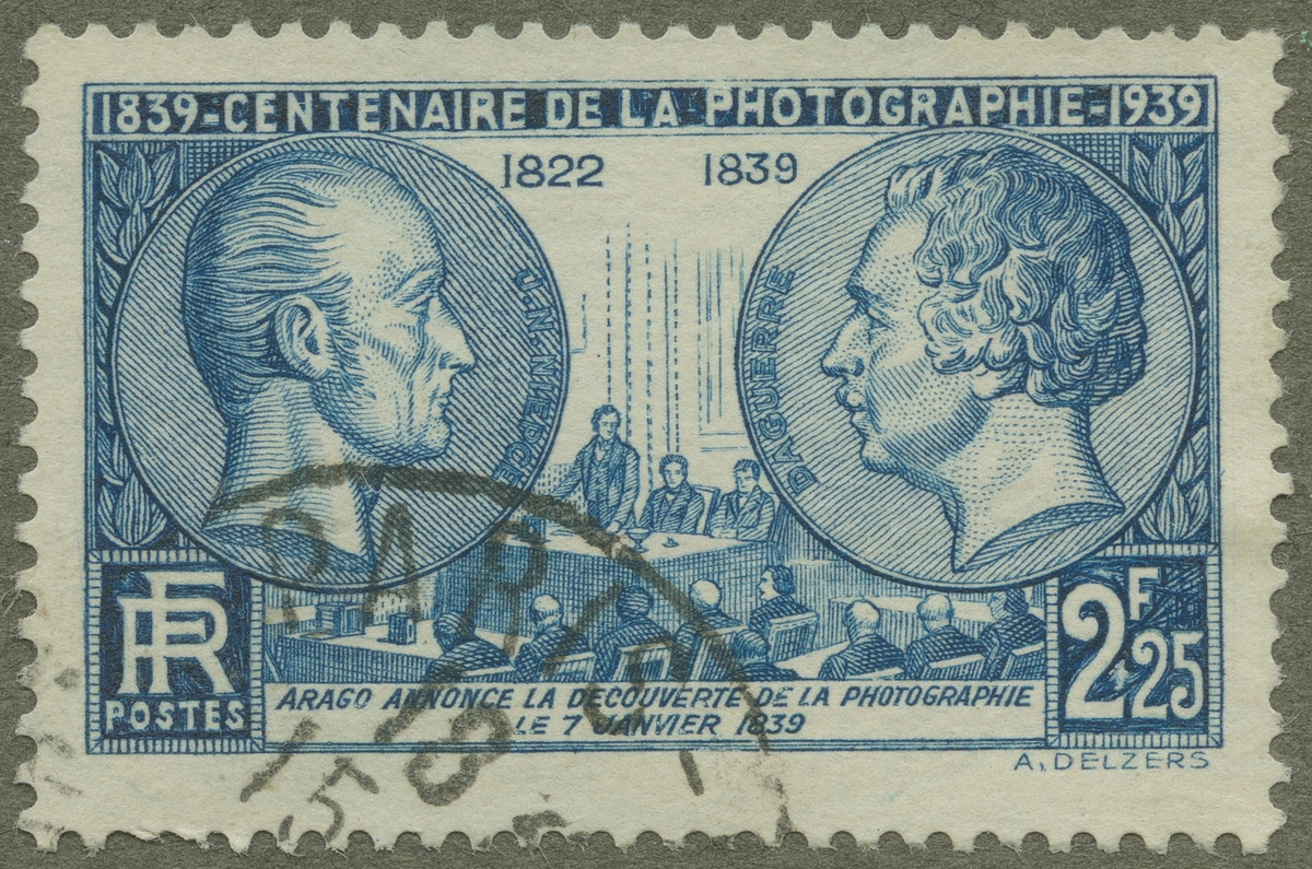 Unknown artist, Frimärke ur Gösta Bodmans filatelistiska motivsamling, påbörjad 1950. Frimärke från Frankrike, 1939. Motiv av (t.h.) J.M. Daguerre Joseph Nicéphore Niepce 1765-1833 och Louis Jacques Maudé Dauerre 1787-1851. Fransmän. Samarbetade 1829-1833 för att fixera fotografiska bilder. Deras upptäckter offent…