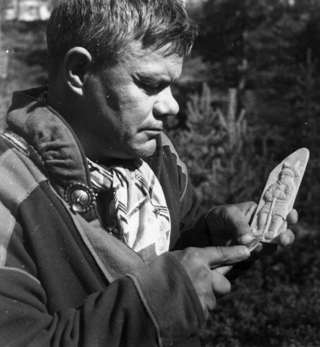 Virginia Raymond Davidson, Portrett av Per Hætta, kunstner, treskjærer. Materialet her er reinsdyrhorn, juli 1961.