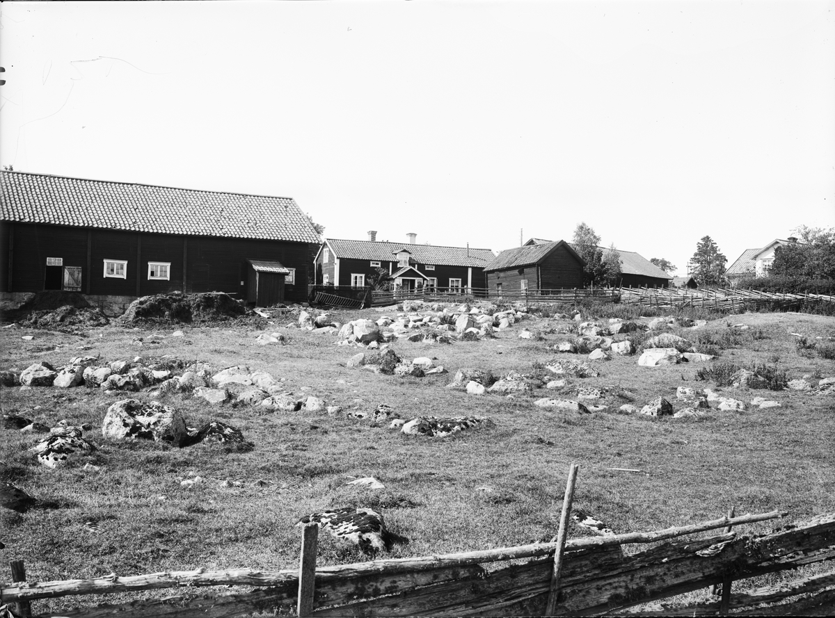 Paul Sandberg, Gårdsmiljö - Ärnevi, Funbo socken, Uppland, sannolikt 1920-tal
