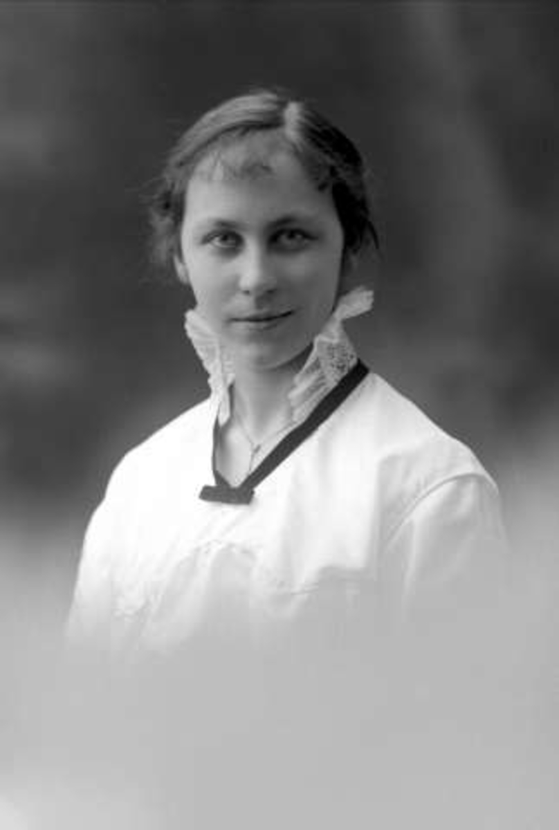 Gustav Borgen, Portrett, kvinne i lys drakt. Bergliot Rognlien.