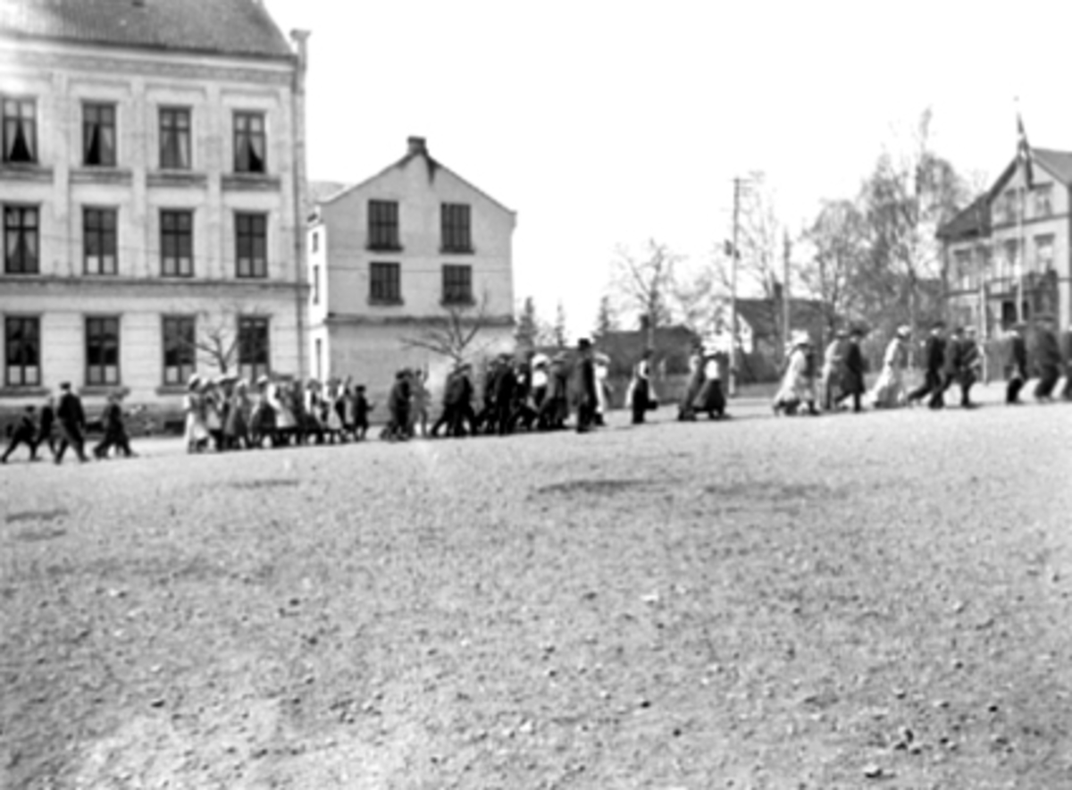 Anno Domkirkeodden, 17. MAITOGET, SKOLEBARN PÅ SKOLEPLASSEN, HAMAR KATEDRALSKOLE, VESTRE TORG