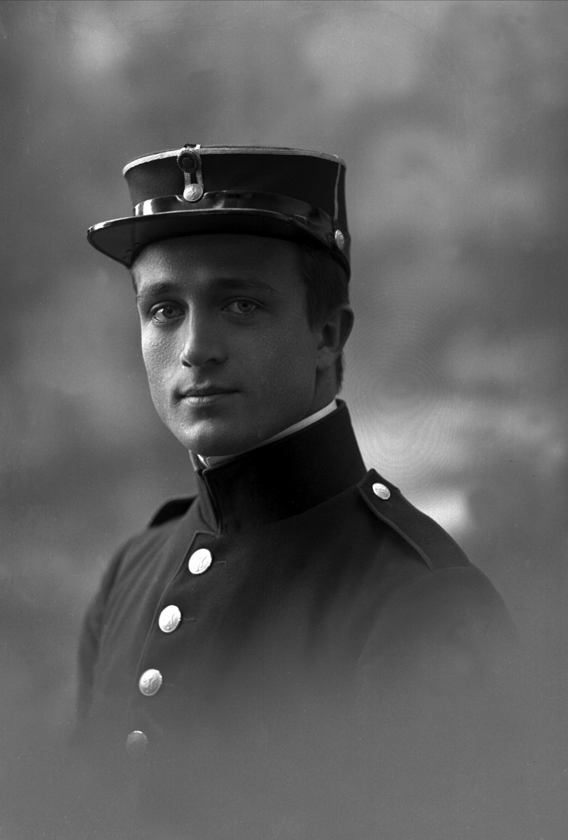 Gustav Borgen, Portrett, mann i kadettuniform.