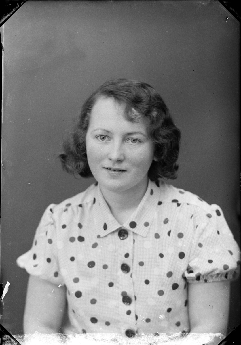 Skötsner-Edhlund, Ateljéporträtt - Märta Jansson från Marieberg, Börstil socken, Uppland