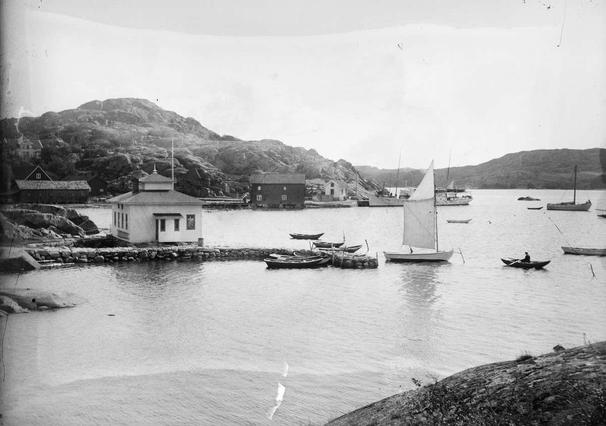 Okänd,, Utsikt över fjorden med båtar och bygnader vid stranden