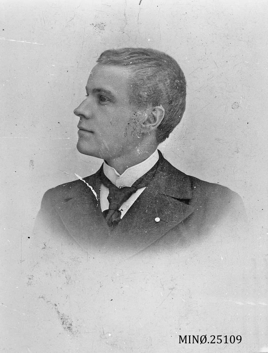 Ukjent, Portrett av ung mann - Embret Kjølmoen født 12/5-1866.