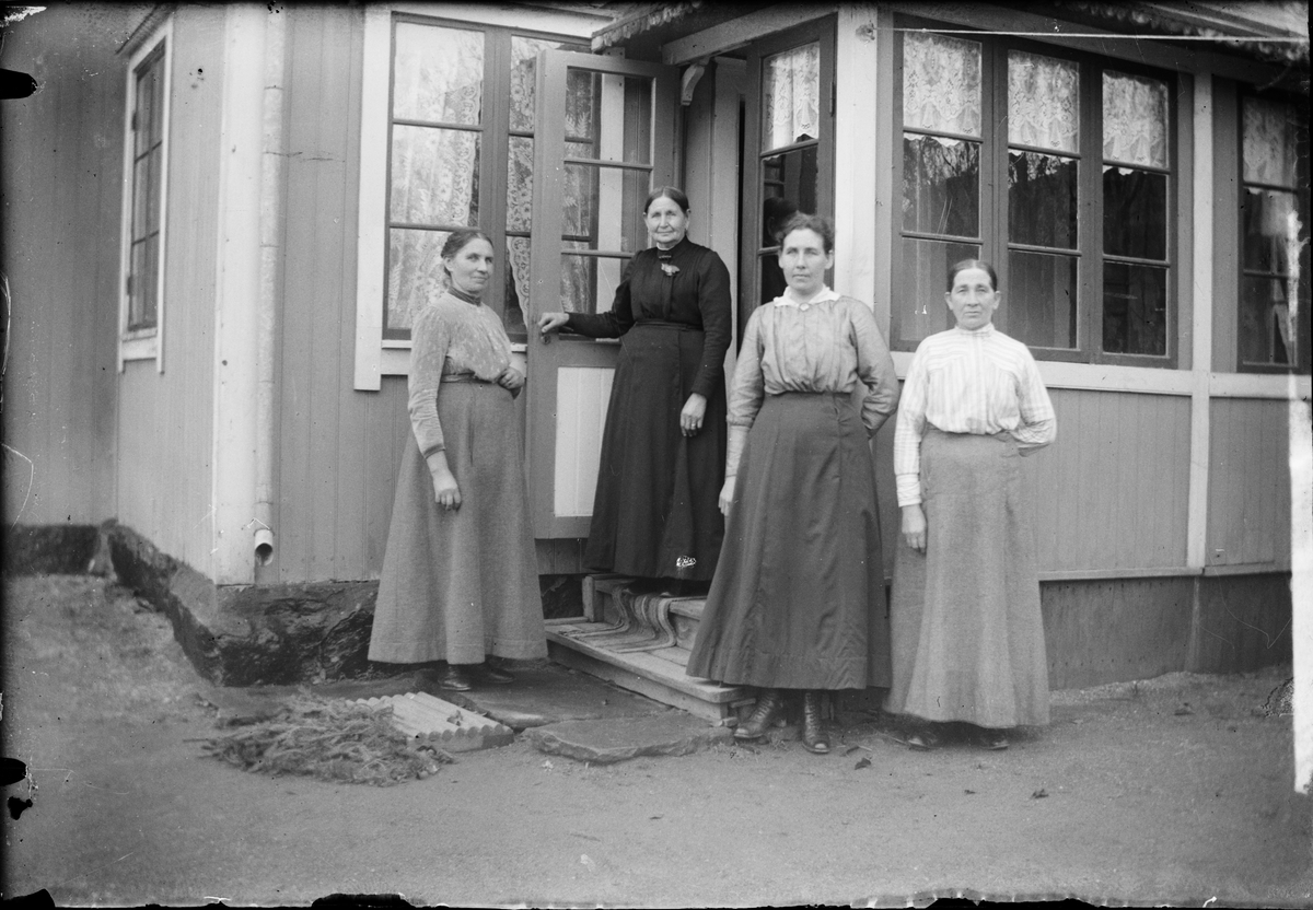 Skötsner-Edhlund, Fyra kvinnor utanför en byggnad, Östhammar, Uppland