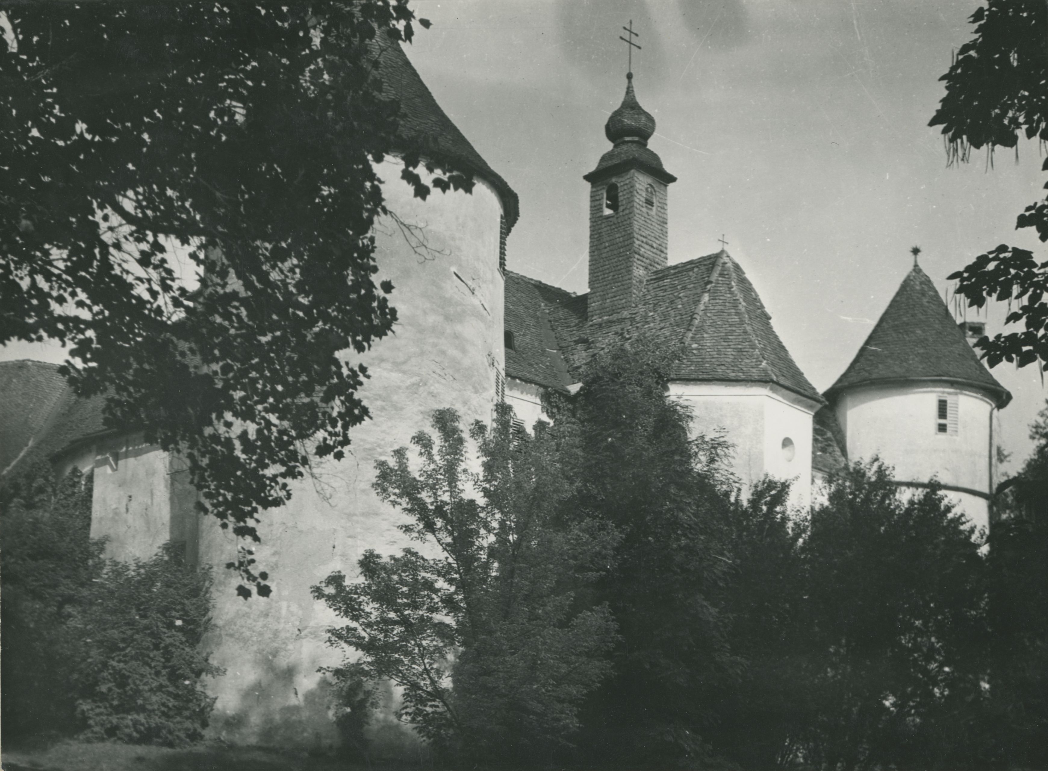 Gjuro Szabo, Bisag - dvorac, kapela, cilindrične kule
