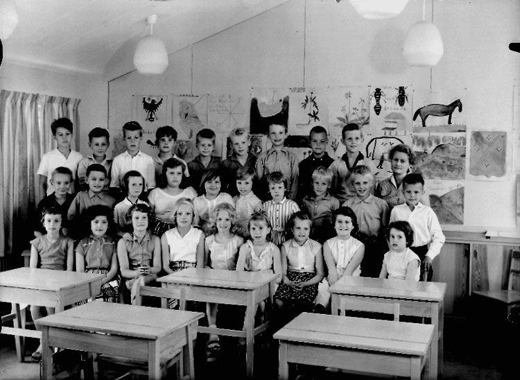 Sven Lindskog, Classroom interior, 28 schoolchildren with a teacher.