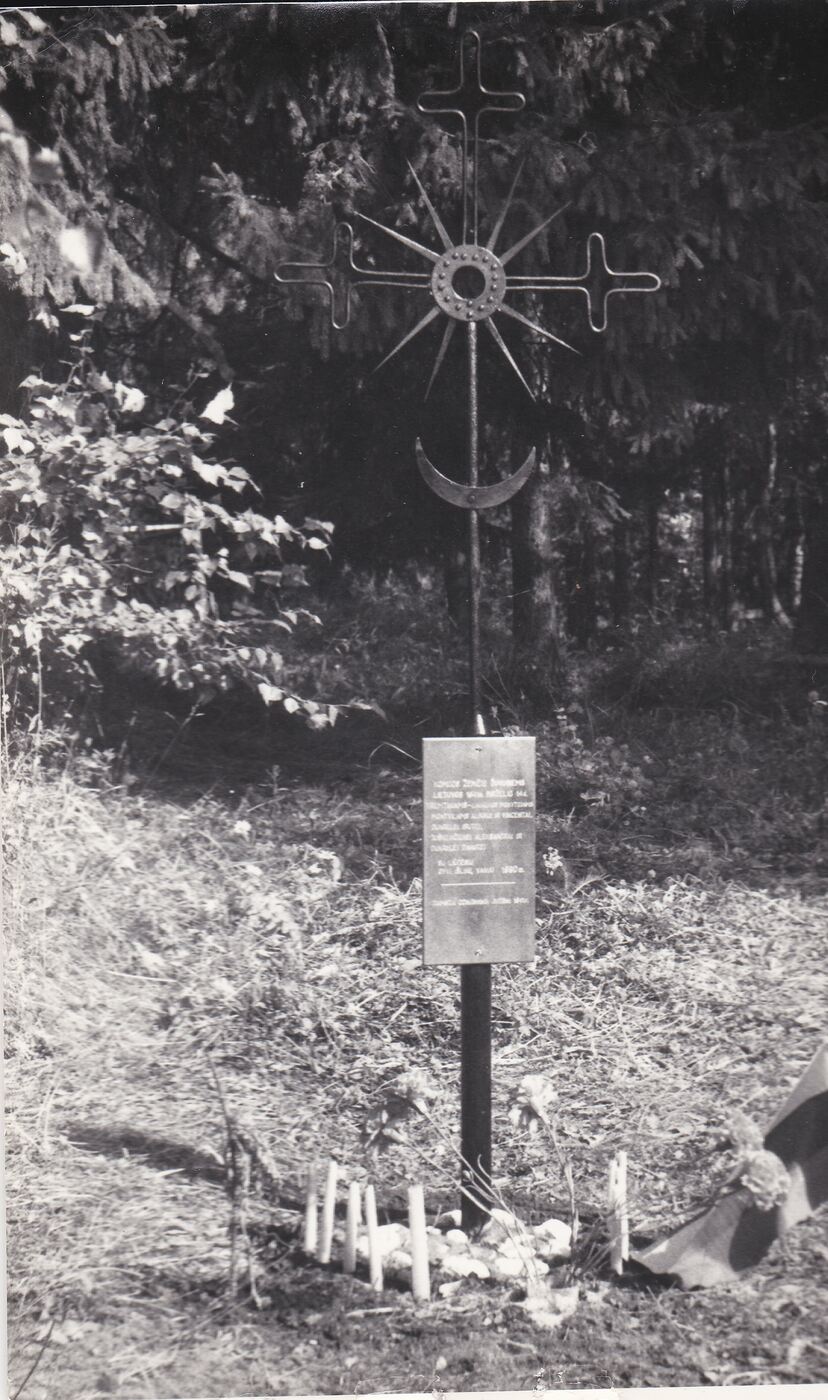 Unknown artist, Kryžius atminti tremtinių Montvilų ir Juškevičienės šeimoms.