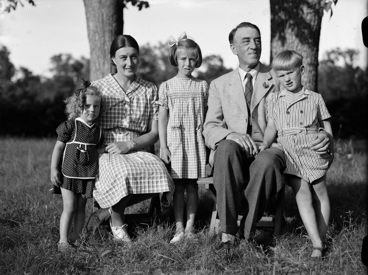 Paul Sandberg, Hélène och Sven Kjersén med barnen, sannolikt Vik, Balingsta socken, Uppland, 1944