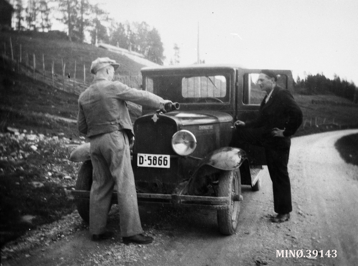 Ukjent, Første lastebil i Grimsbu. Fra venstre: John J. Ryfetten, Tormod Thompson