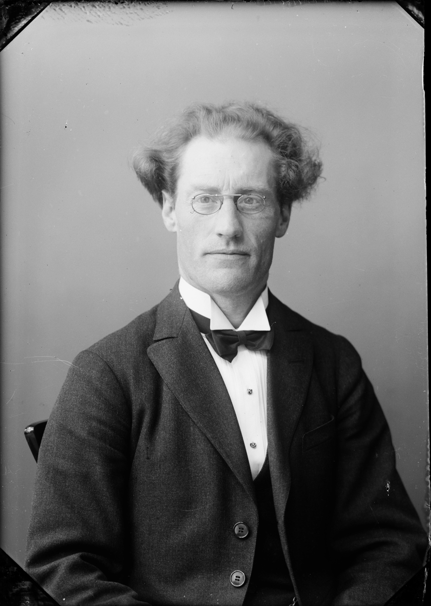 Skötsner-Edhlund, Ateljé portrait - missionary pastor Emil Thingberg, Östhammar, Uppland 1920