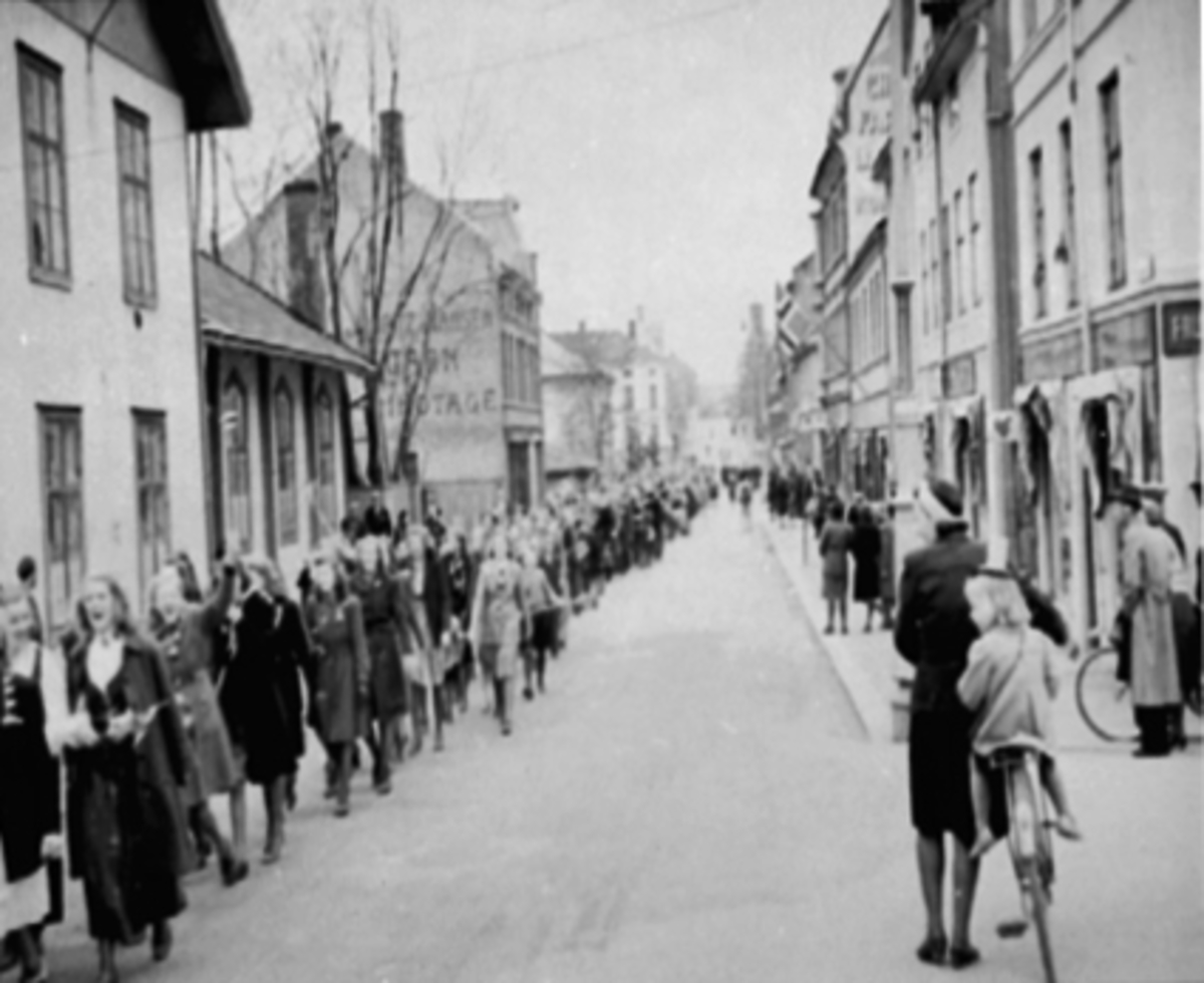 Anno Domkirkeodden, 8. MAI 1945, FREDSFEIRING, OPPTOG MED UNGDOM I TORGGATA
