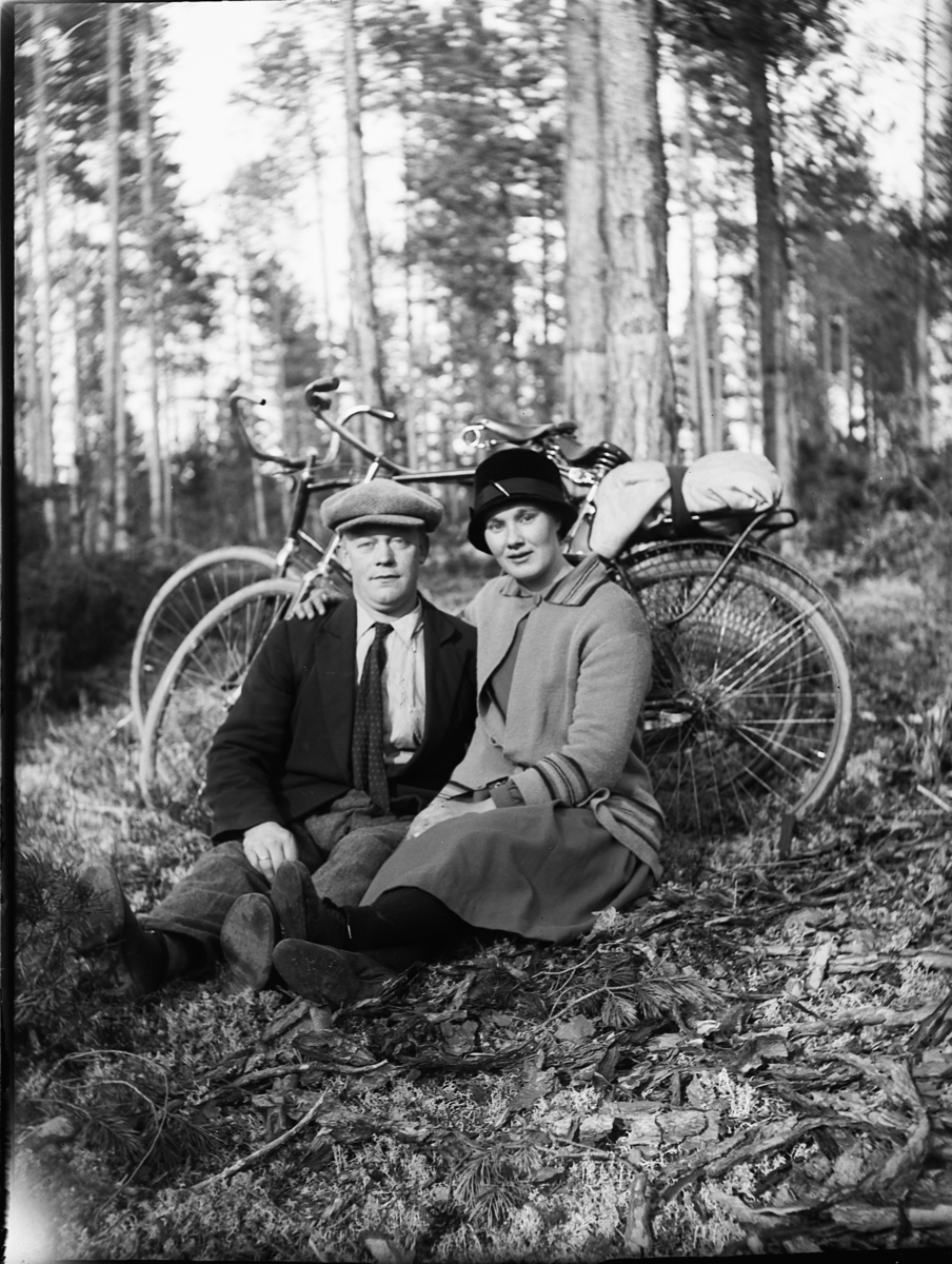 Ole M Martinsen, Ukjent mann og kvinne på sykkeltur i skogen.