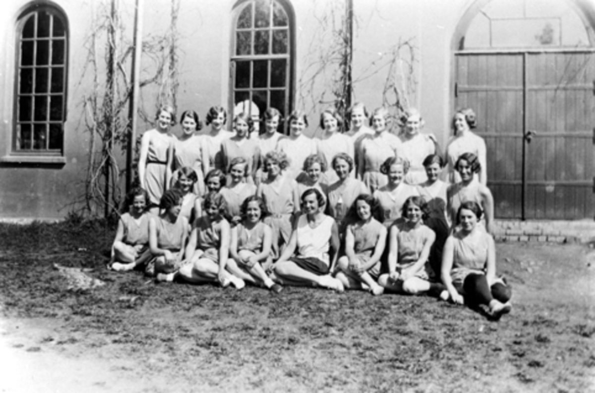 Anno Domkirkeodden, HAMAR LÆRERSKOLE. 1 OG 2 KLASSE KVINNER I GYMDRAKT FORAN GYMNASTIKKSALEN.