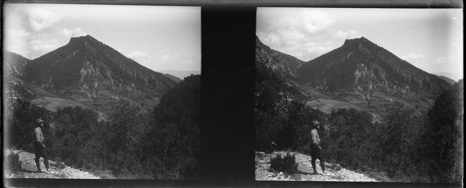 Desconegut, [Excursionista a la Vall d'Ordesa]
